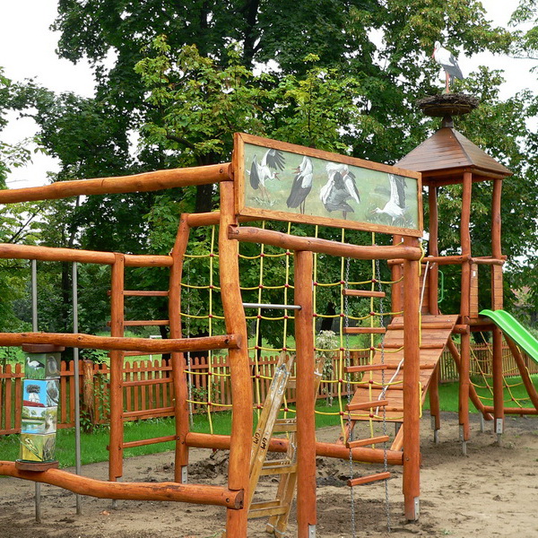 A játszótéren kipróbálható a forgatós oszlop, hintázás közben pedig festett madarakat láthatunk.